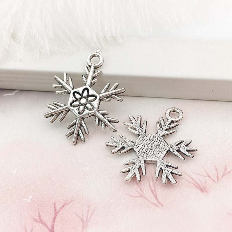 1 ancient silver snowflake 18x24mm-9149