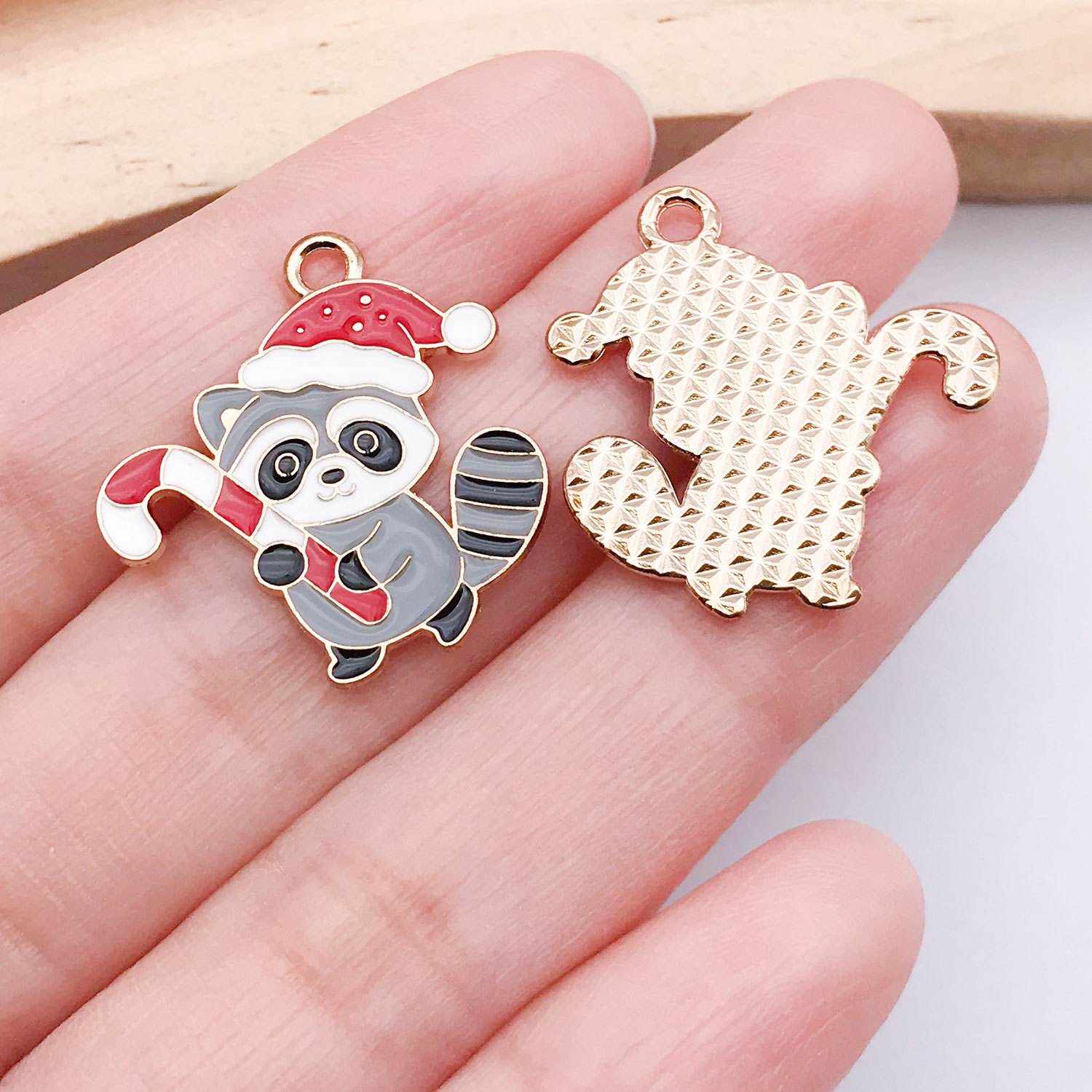 1 gray crutch raccoon 24x22mm-1.5g-25272
