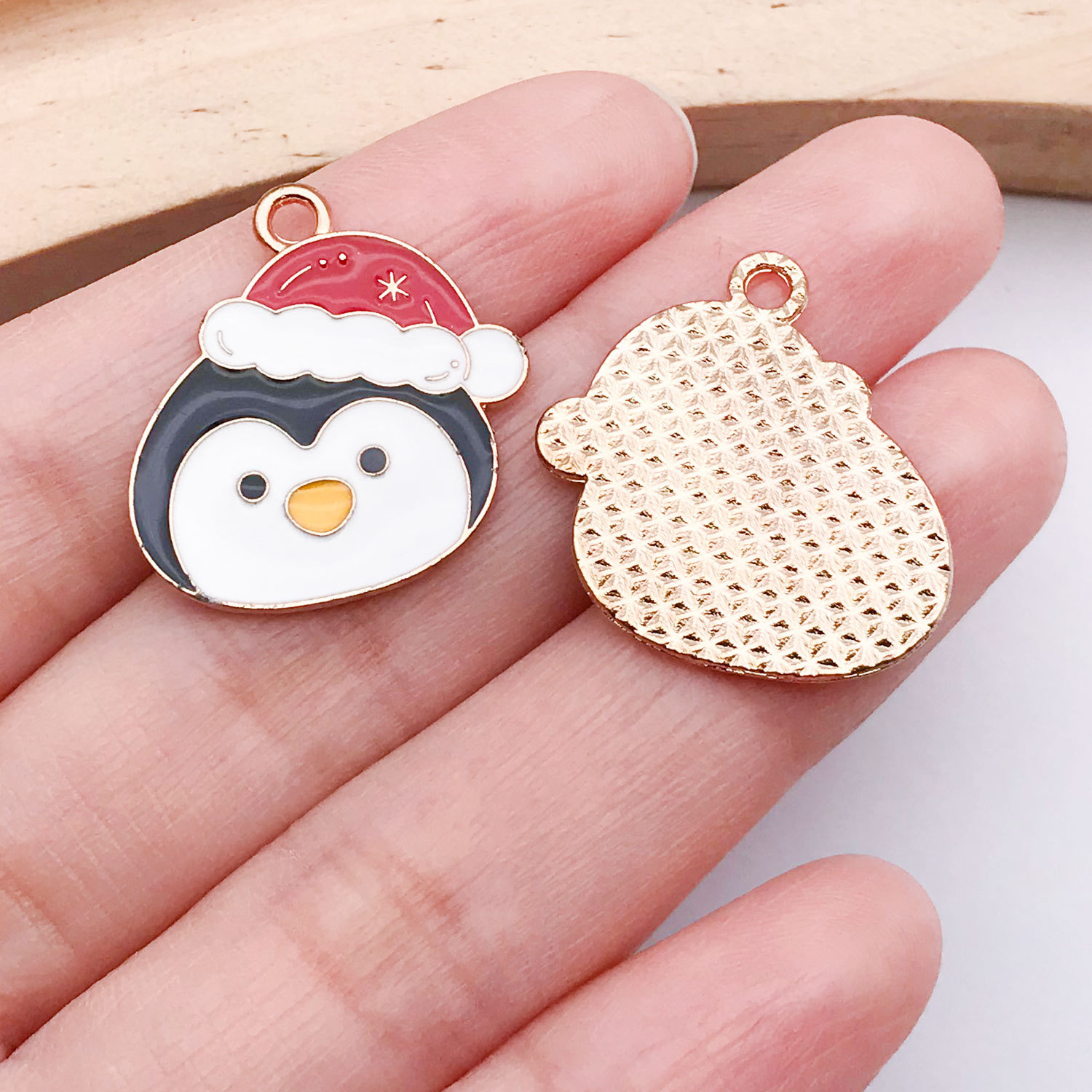 1 white christmas hat penguin 23x21mm-1.6g-25288