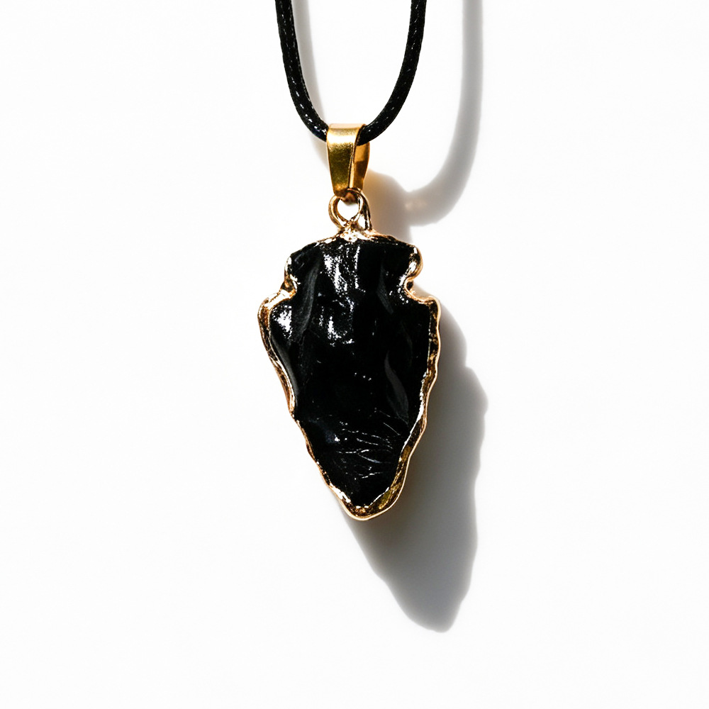 Black-edged arrow pendant