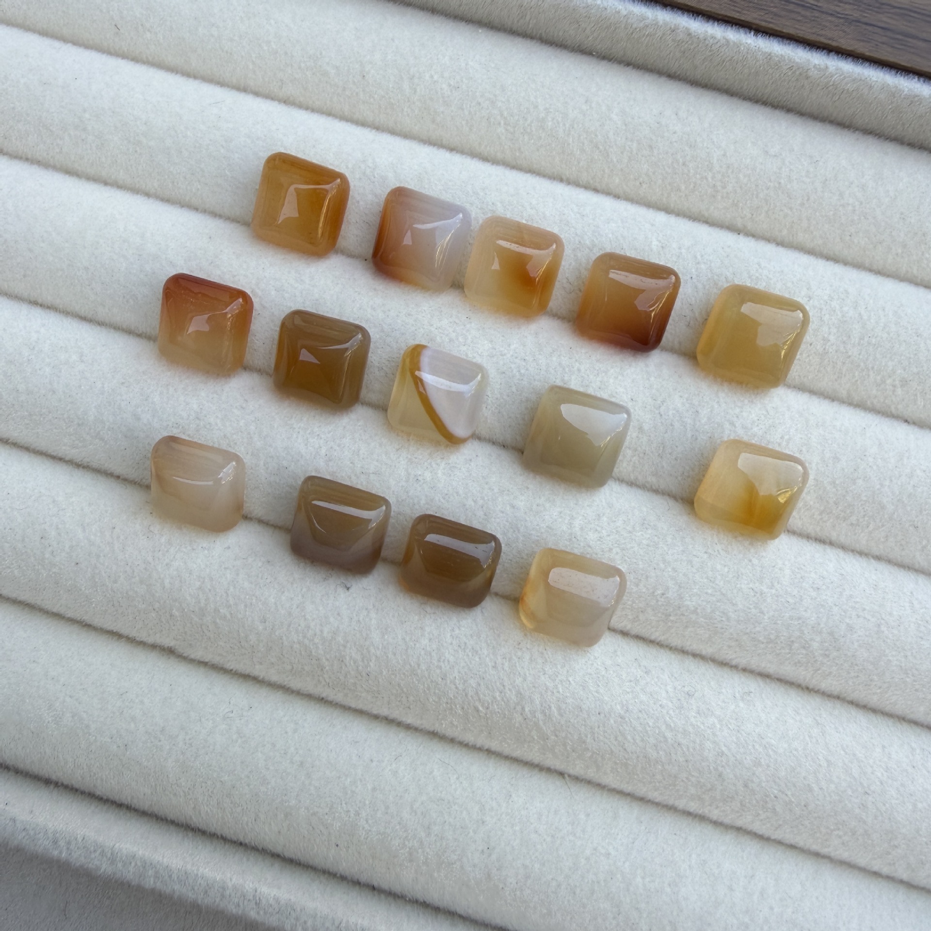 Light-colored agate