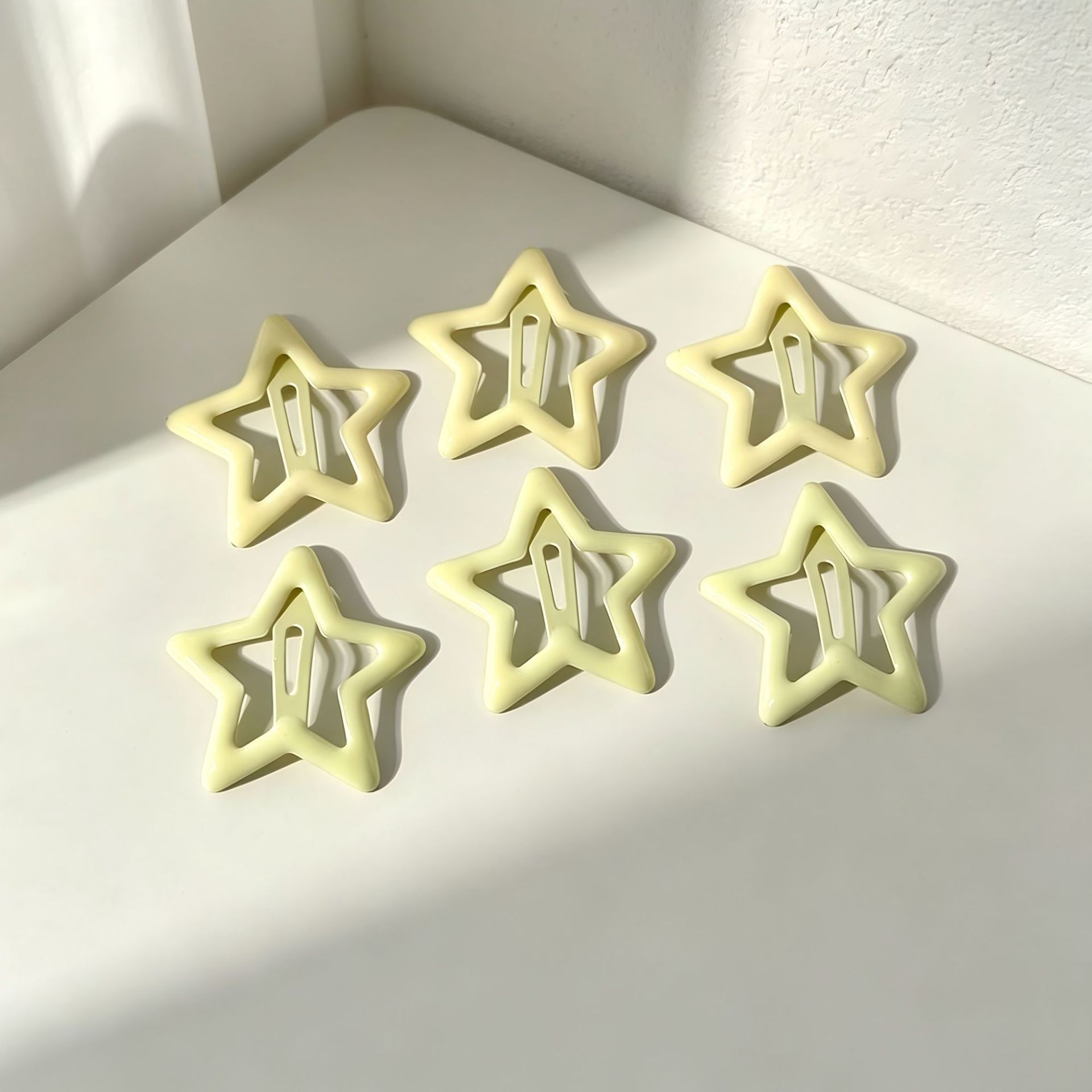 Glossy light yellow