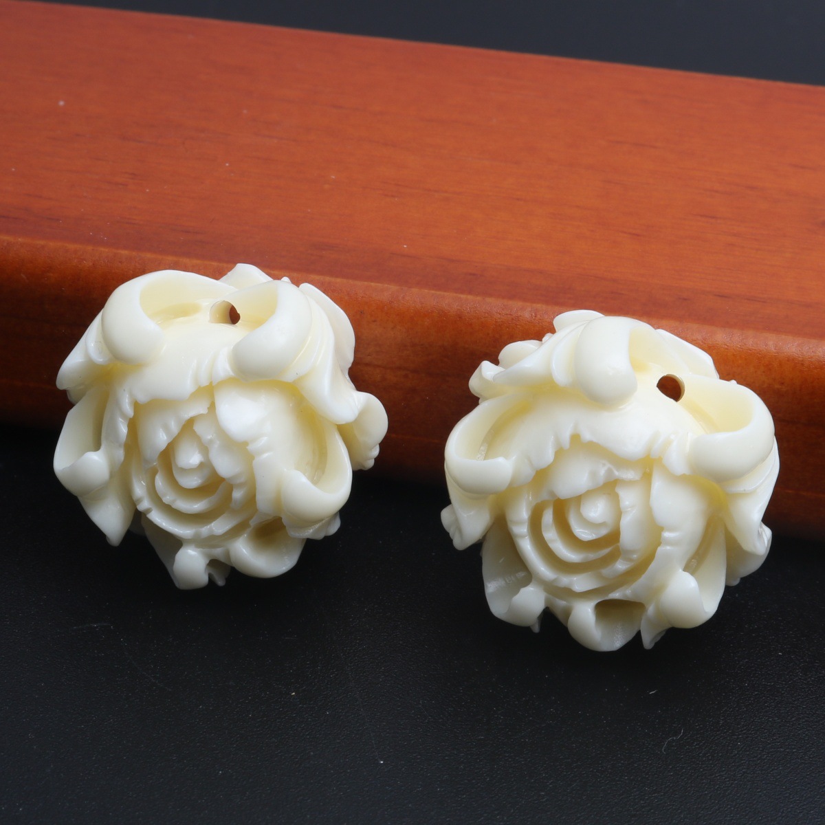 Pendant round bottom peony 19mm (pack of 10)