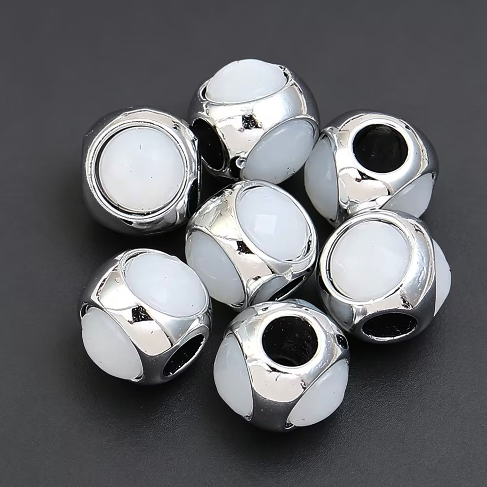 White three-sided diamond setting