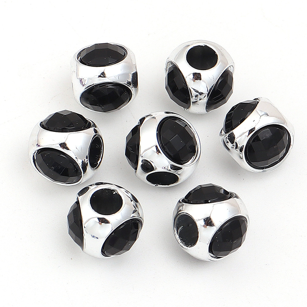 Black three-sided diamond setting
