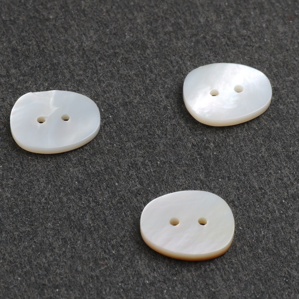 White double-hole oval 12*10mm